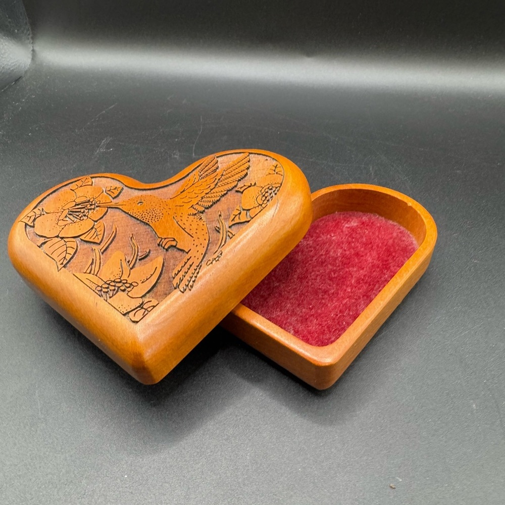 Heart-Shaped Hummingbird wood carved trinket box made in USA - Picture 7 of 7